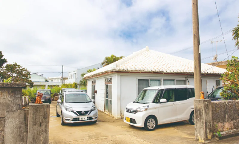 赤瓦の屋根のショップです！